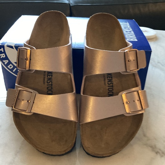 These are super cute Birkenstocks, Arizona style copper color, Size 40. Like new - Picture 3 of 7